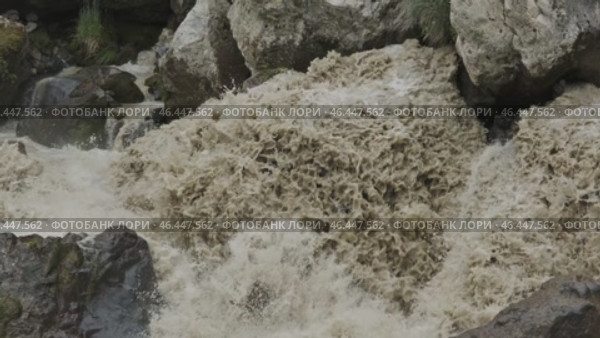 Stream of water in mountain river. Стоковое видео, видеограф Михаил Коханчиков / Фотобанк Лори