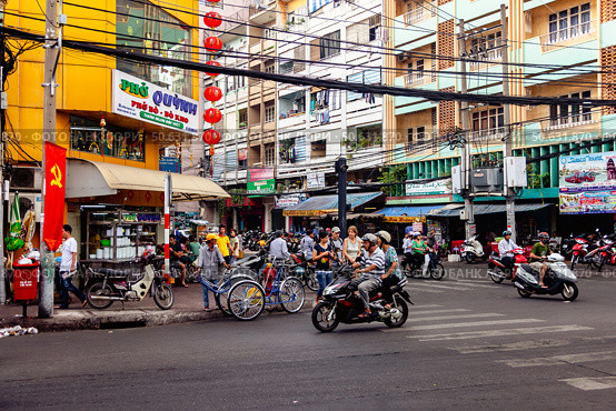 Street Crossing With Scooters and Pedestrians in Ho Chi Minh City (2024 год). Редакционное фото, фотограф Aleksandr Golubev / Фотобанк Лори