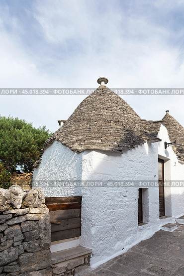 Street in Alberobello, the city of trulli. Puglia, Italy. (2019 год). Стоковое фото, фотограф Лариса Гордеева / Фотобанк Лори