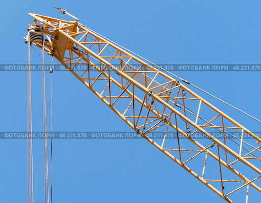 Стрела заводского башенного крана на фоне голубого неба. Detail from a Crane on a background sky. Стоковое фото, фотограф Татьяна Д / Фотобанк Лори