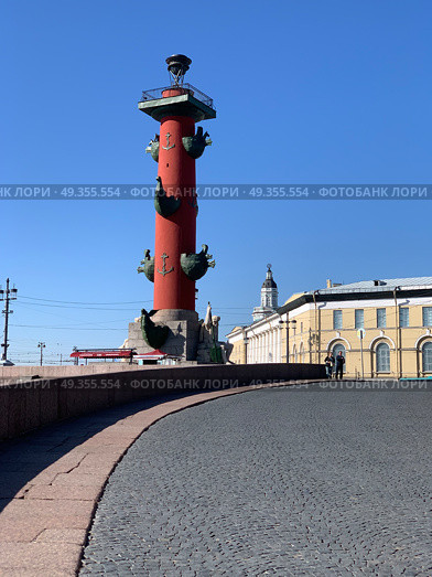 Стрелка Васильевского острова  Санкт-Петербурга -  Ростральная колонна, Кунсткамера, булыжная мостовая солнечным безоблачным днём. Стоковое фото, фотограф Елена Яворская / Фотобанк Лори