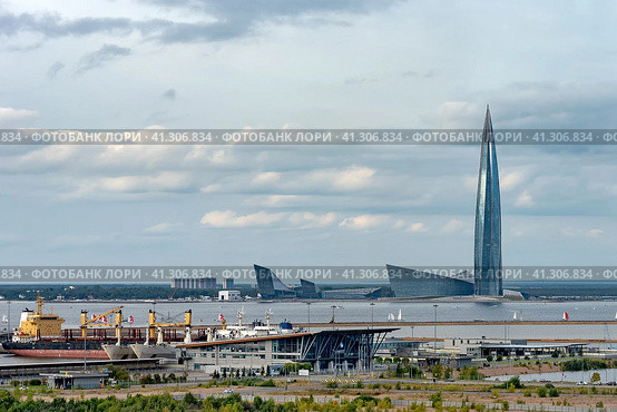 Строения Морского пассажирского порта и комплекс сооружений «Лахта Центра» на заднем плане. Санкт-Петербург (2023 год). Редакционное фото, фотограф Румянцева Наталия / Фотобанк Лори