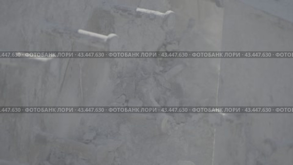 Строительные работы, отбойный молоток, бетон и болты  construction work, jackhammer, concrete and bolts. Стоковое видео, видеограф Опока Алексей / Фотобанк Лори