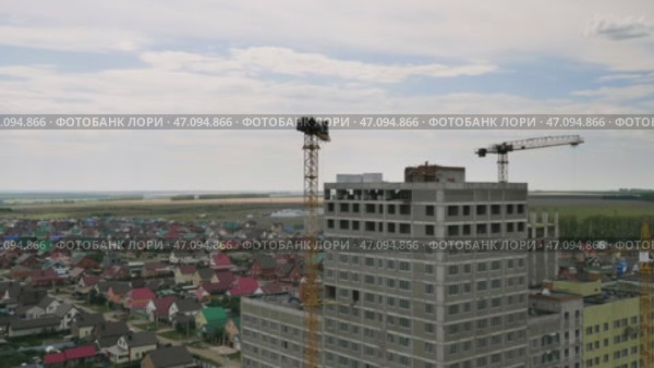 Строительство многоэтажного здания. Работа башенного крана. Construction of a multi-storey building. Tower crane operation. (2023 год). Стоковое видео, видеограф Евгений Романов / Фотобанк Лори