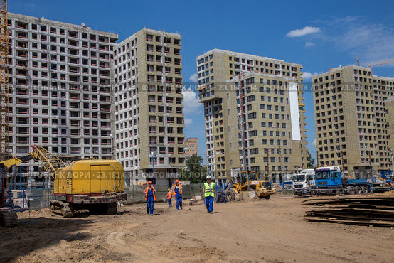 Строительство многоэтажных домов на Москве-реке. River Park (2016 год). Редакционное фото, фотограф Светлана Голинкевич / Фотобанк Лори