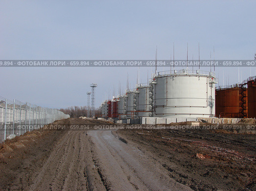 Строительство нефтеперерабатывающего завода. Стоковое фото, фотограф Ольга Хлудова / Фотобанк Лори
