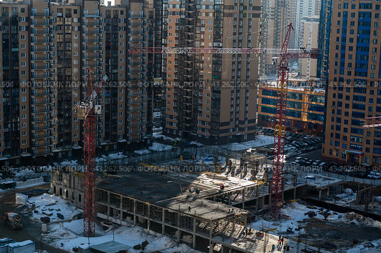 Строительство школы в новом микрорайоне в подмосковном Реутове (2024 год). Редакционное фото, фотограф Наталья Филатова / Фотобанк Лори