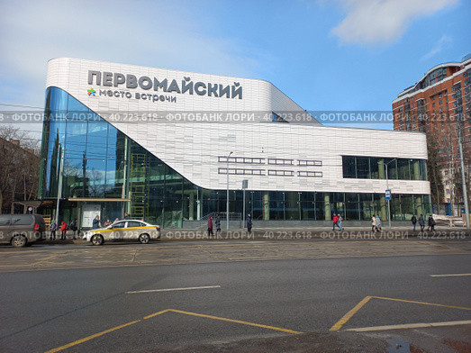 Строящийся районный центр «Первомайский» (возводится на месте снесённого кинотеатра «Первомайский»). Первомайская улице, 93/20. Район Восточное Измайлово. Город Москва (2023 год). Редакционное фото, фотограф lana1501 / Фотобанк Лори