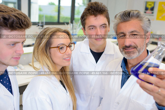 student and teacher with bluish result. Стоковое фото, агентство Ingram Publishing / Фотобанк Лори