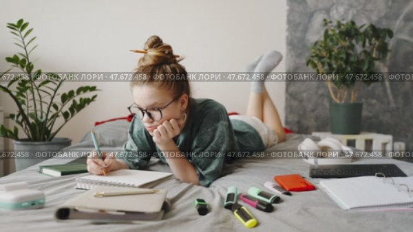 Student creates sketch on sketchbook, organizing ideas for an upcoming project. Visual inspiration and structured workflow enhance productivity. Concept of creative thinking and homeschooling. Стоковое видео, видеограф Енваев Андрей / Фотобанк Лори