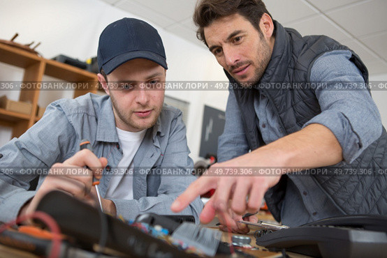 student electro-technician with his teacher. Стоковое фото, агентство Ingram Publishing / Фотобанк Лори