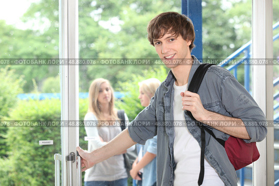 Student leaving through door. Стоковое фото, агентство Ingram Publishing / Фотобанк Лори