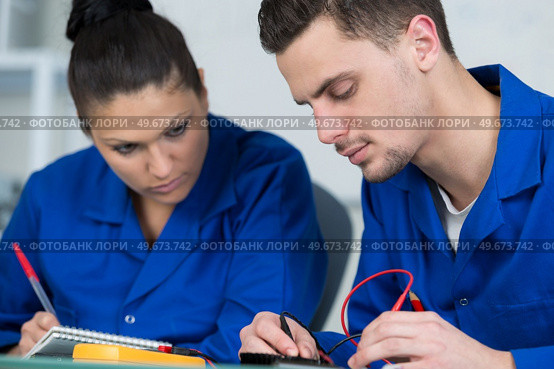 students in electronics class at university. Стоковое фото, агентство Ingram Publishing / Фотобанк Лори