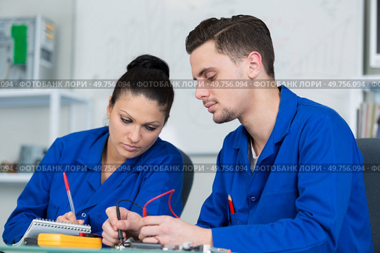 students in electronics class at university. Стоковое фото, агентство Ingram Publishing / Фотобанк Лори