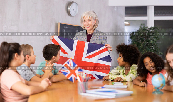 students listen to woman teacher who talks about Great Britain. Стоковое фото, фотограф Яков Филимонов / Фотобанк Лори