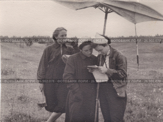 Студенты-геодезисты в поле на практике, 1950-е годы. Редакционное фото, фотограф Илюхина Наталья / Фотобанк Лори