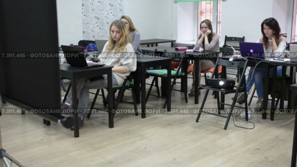 Студенты и преподаватель сидят на занятиях в коворкинг студии "Парадная лестница", Санкт-Петербург (2015 год). Редакционное видео, видеограф Кекяляйнен Андрей / Фотобанк Лори