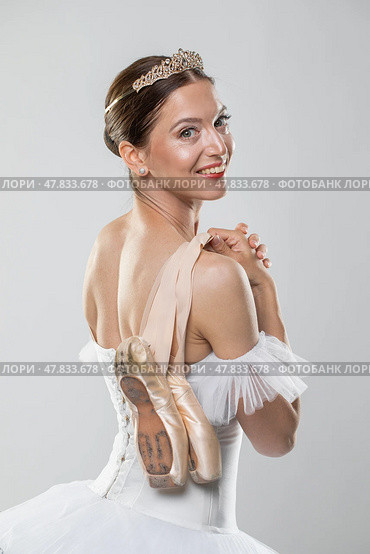 Studio portrait of a ballerina in a white tutu. Стоковое фото, фотограф Андрей Аркуша / Фотобанк Лори