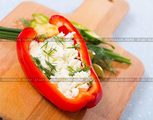 Stuffed half of pepper with brynza, dish of Bulgarian cuisine. Стоковое фото, фотограф Яков Филимонов / Фотобанк Лори
