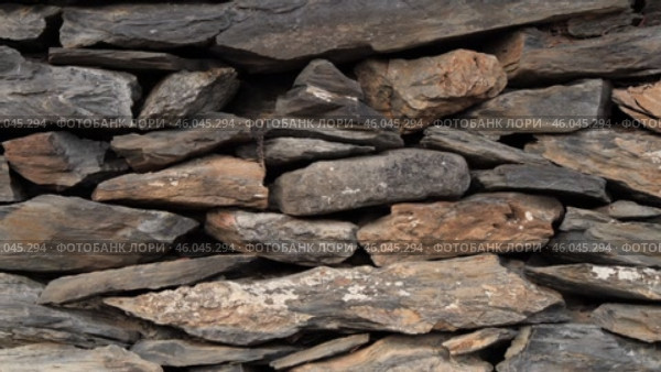 Stunning Natural Stone Wall Crafted with Beautifully Textured Slate Layers for Visual Appeal. Стоковое видео, видеограф PAv / Фотобанк Лори