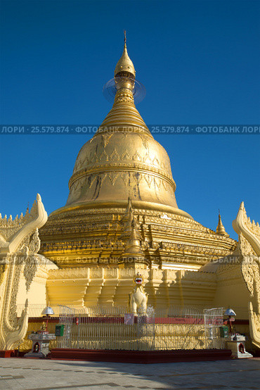 Ступа буддистской  Maha Wizaya Pagoda крупным планом на фоне голубого неба. Янгон, Мьянма (2016 год). Стоковое фото, фотограф Виктор Карасев / Фотобанк Лори