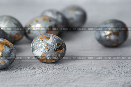 Stylish grey Easter eggs made of marble and concrete with a golden potala on a grey background. Coloring eggs with natural dye karkade tea. . The concept of a happy Easter. Стоковое фото, фотограф Photojuli / Фотобанк Лори