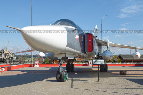 Су-24М - советский тактический фронтовой бомбардировщик в экспозиции парка «Патриот» солнечным днем. Каменск-Шахтинский (2021 год). Редакционное фото, фотограф Виктор Карасев / Фотобанк Лори