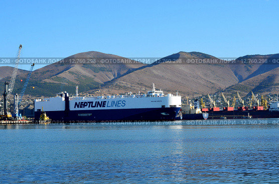 Судно "Neptune horizon" компании Neptune lines в Новороссийском морском торговом порту (2015 год). Редакционное фото, фотограф Наталья Горкина / Фотобанк Лори