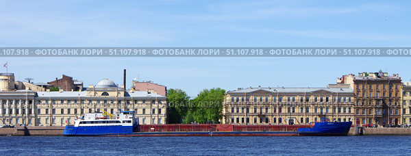 Сухогруз "Базальт". Река Большая Нева, Санкт-Петербург, набережная Лейтенанта Шмидта (2021 год). Редакционное фото, фотограф Алексей Иванов / Фотобанк Лори