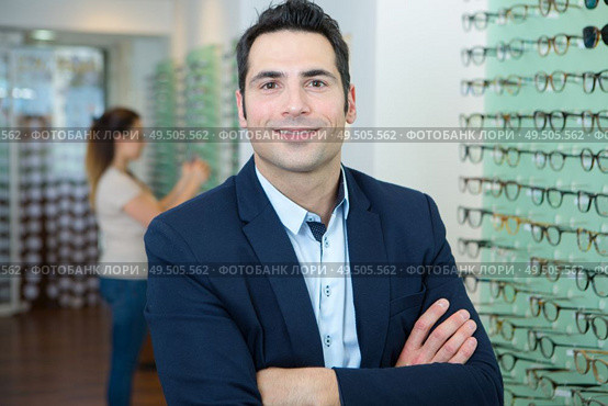 suited man stood in front of a display of eyeglasses. Стоковое фото, агентство Ingram Publishing / Фотобанк Лори