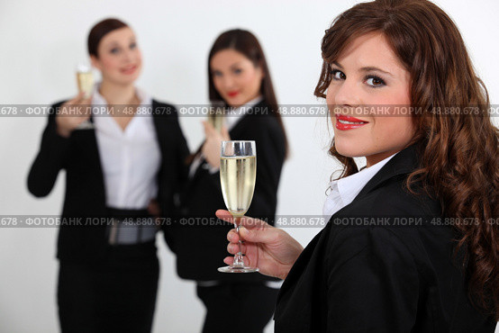 Suited women drinking champagne. Стоковое фото, агентство Ingram Publishing / Фотобанк Лори