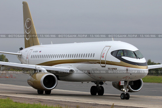 Sukhoi SuperJet 100 выруливает на взлёт (2015 год). Редакционное фото, фотограф Vladimir Karlov / Фотобанк Лори