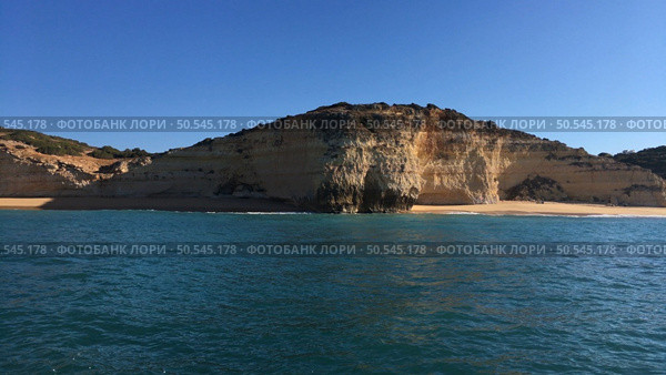 Summer Atlantic ocean rocky coastline near Carvoeiro town, Lagoa, Algarve - Portugal. Стоковое фото, агентство Ingram Publishing / Фотобанк Лори