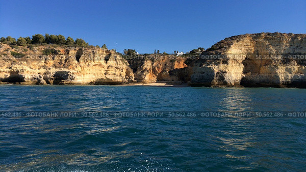 Summer Atlantic ocean rocky coastline near Carvoeiro town, Lagoa, Algarve - Portugal. Стоковое фото, агентство Ingram Publishing / Фотобанк Лори