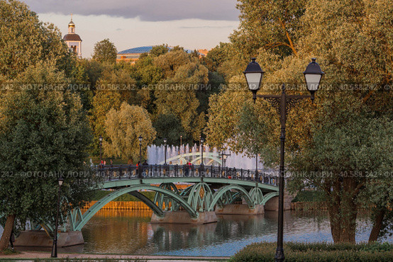 Summer evening Tsaritsyno Park in Moscow. View of the fountain and the church at sunset. Tsaritsyn Park is one of the main tourist attractions of Moscow. Russia, May 2023. Редакционное фото, фотограф Photojuli / Фотобанк Лори