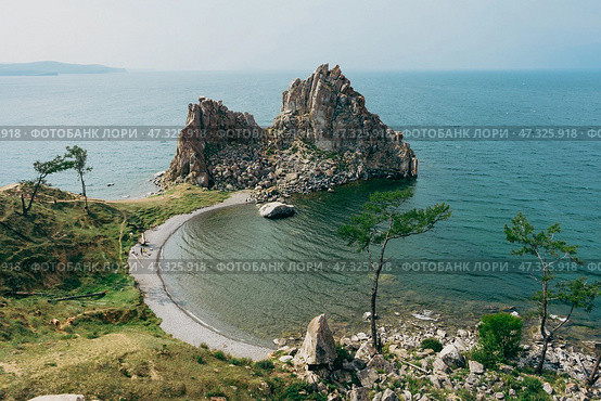 Summer natural landscape, Shamanka rock Burkhan cape, Olkhon Island, Baikal lake (2020 год). Редакционное фото, фотограф Екатерина Якименко / Фотобанк Лори