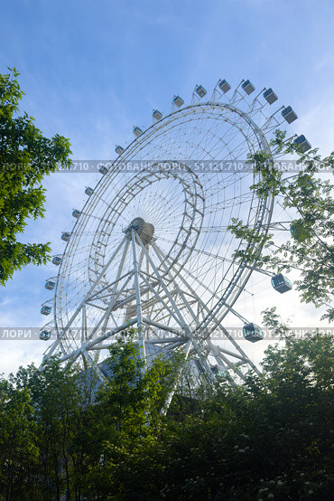 Sun of Moscow is the highest panoramic ferris wheel in Europe, against the blue sky on sunny summer day in in VDNKh park. view from below, copy space. Стоковое фото, фотограф Ирина Михайличенко / Фотобанк Лори