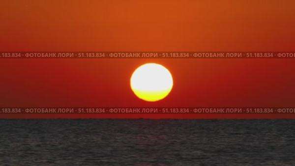 Sun over sea sunrise. Стоковое видео, видеограф Михаил Коханчиков / Фотобанк Лори