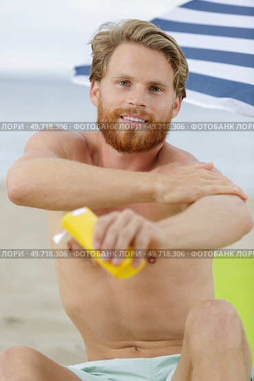 sunburn and suncream on the shoulder of a young man. Стоковое фото, агентство Ingram Publishing / Фотобанк Лори