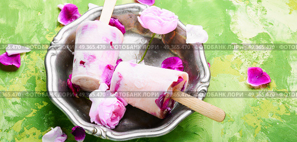 Sundae with taste of rose. Summer vanilla ice cream with fresh rose flowers. Стоковое фото, агентство Ingram Publishing / Фотобанк Лори