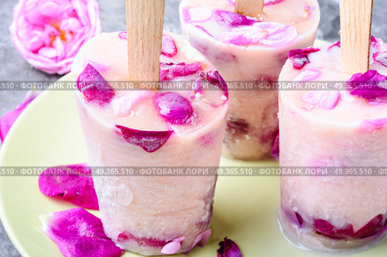 Sundae with taste of rose. Summer vanilla ice cream with fresh rose flowers. Стоковое фото, агентство Ingram Publishing / Фотобанк Лори