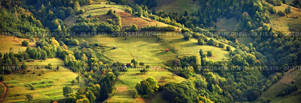 Sunny evening in mountains. Autumn village on hillsides. Alpine scene. Стоковое фото, агентство Ingram Publishing / Фотобанк Лори