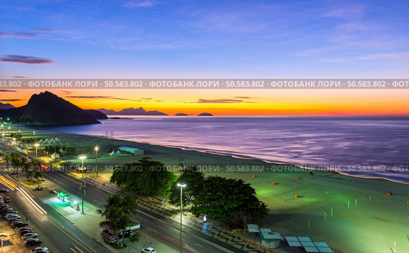 Sunrise on Copacabana and Leme beach in Rio de Janeiro, Brazil. Стоковое фото, агентство Ingram Publishing / Фотобанк Лори