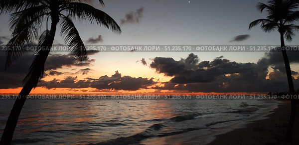 Sunrise on the Beach. Rising sun, Ocean and Cloudy Sky. Стоковое фото, фотограф Константин Никитеев / Фотобанк Лори