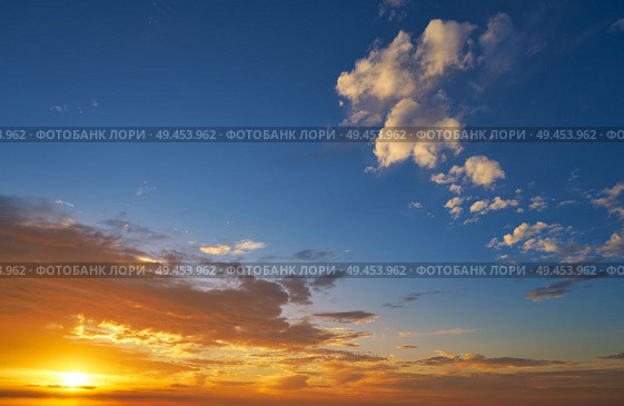 Sunrise or sunset sky with clouds in blue and orange. Стоковое фото, агентство Ingram Publishing / Фотобанк Лори