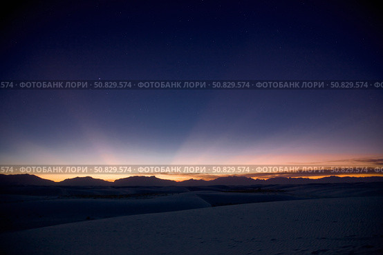 Sunset landscape depicting crepuscular rays. Стоковое фото, фотограф Roth Ritter/Stocktrek Images / ТАСС / Фотобанк Лори