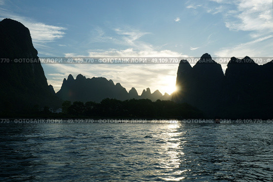 Sunset landscape of river Li and mountain, Guilin, China. Стоковое фото, агентство Ingram Publishing / Фотобанк Лори