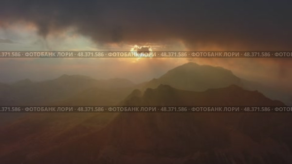 Sunset mountains and dramatic clouds. Стоковое видео, видеограф Михаил Коханчиков / Фотобанк Лори