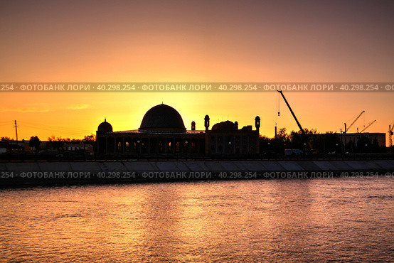 Sunset over Muhammad Imam Iyshan meshiti mosque, Nukus,Karakalpakstan,Uzbekistan (2017 год). Стоковое фото, фотограф Сергей Майоров / Фотобанк Лори