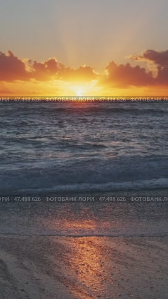 Sunset over sea with vibrant colors. Стоковое видео, видеограф Михаил Коханчиков / Фотобанк Лори